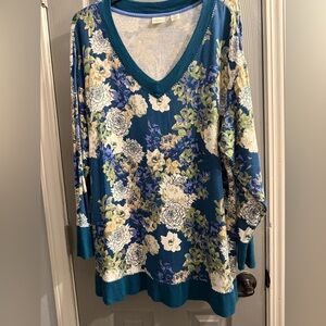 Westbound Woman Vneck floral long sleeve top in blues tan green black & white 2X